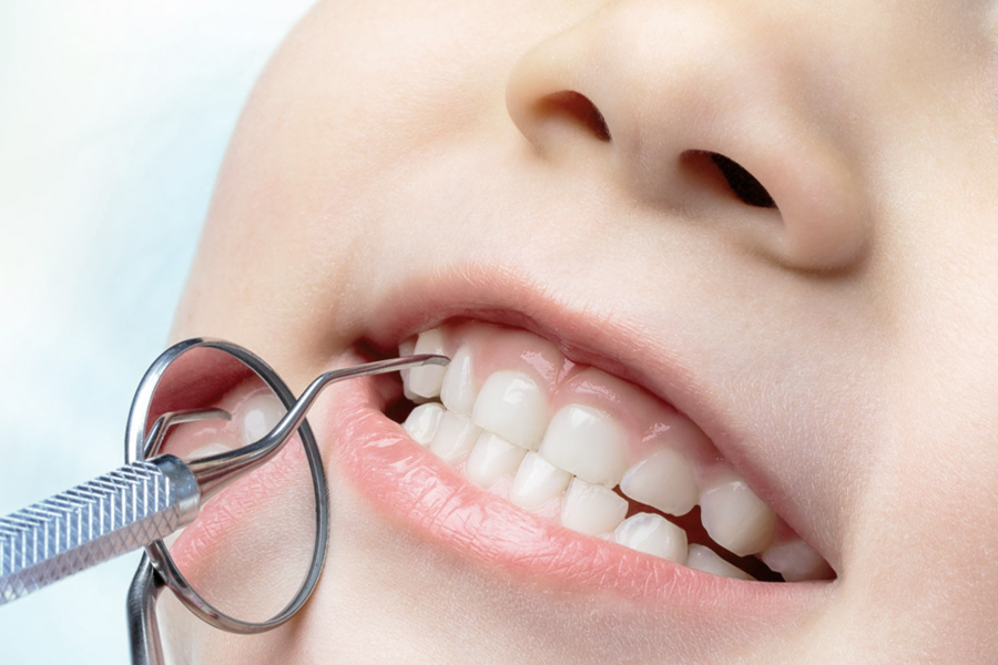 Что собой представляет удаление молочного зуба у детей, когда целесообразно для этого пойти к стоматологу. Как проводят процедуру, сколько стоит удалить временную зубную единицу.